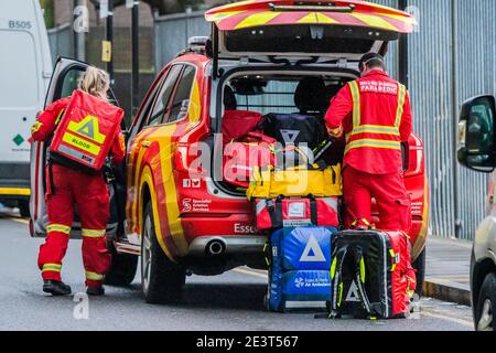 Londres, Royaume-Uni. 20 janvier 2021. L'équipage de l'Ambulance aérienne d'Essex apporte et retourne ensuite à son véhicule de soutien - les ambulances arrivent au service des accidents et des urgences pour déposer les patients à l'hôpital Royal London de Whitechapel. Londres est dans le lockdown national 3 et la pression sur les lits dans le NHS reste élevée. Crédit : Guy Bell/Alay Live News Banque D'Images