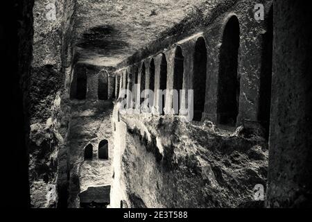 AUBETERRE-SUR-DRONNE, FRANCE. Église monolithique souterraine de Saint-Jean sculptée dans une falaise - la plus grande église souterraine. Photo noir et blanc Banque D'Images