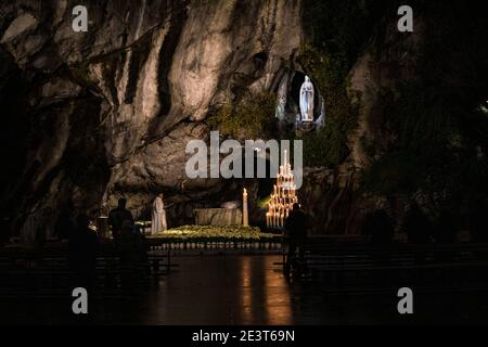 La Grotte de Lourdes, en France, dans la nuit Banque D'Images