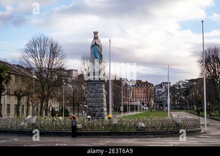 Statue de la Vierge Marie, l'Immaculée conception. Lourdes, France Banque D'Images