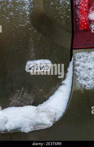 une abréviation 4wd - quatre roues motrices - sur le dos de voiture vert sale, avec de la neige Banque D'Images