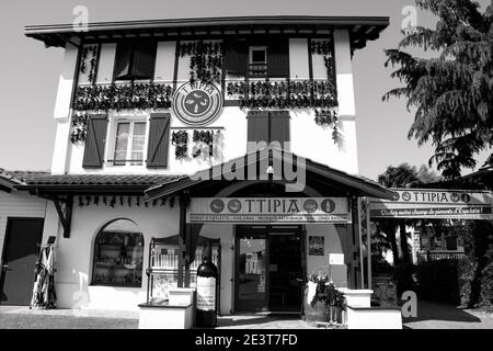 Espelette, France.Épicerie fine située au basque traditionnel, décorée de poivrons secs d'espelette suspendus (célèbre spécialité locale).Noir blanc Banque D'Images
