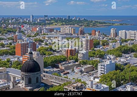 Vue aérienne de la capitale Montevideo sur la rive nord-est du Rio de la Plata, Uruguay Banque D'Images