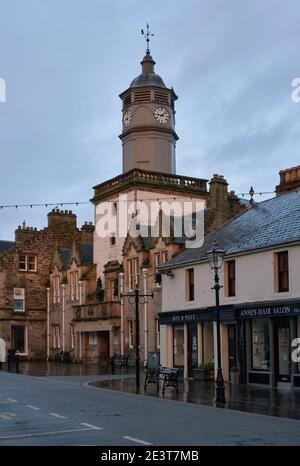 La maison de ville, qui surplombe la rue High, est le plus ancien bâtiment de Dingwall et abrite actuellement le musée Dingwall. Banque D'Images