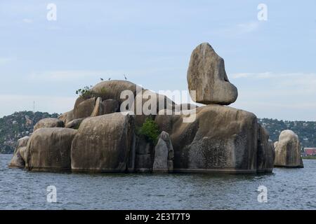 TANZANIE, Mwanza, le rocher de Bismarck au lac Victoria, du nom du chancelier allemand Otto Fürst von Bismarck pendant la période coloniale Allemagne de l'est-Afrique / TANSANIA, Mwanza, Bismarck Felsen am Viktoria Voir, benannt nach dem Reichskanzler Otto Fuerst von Bismarck waehrend der deutschen Kolafranonalzeit Deutsch-Ostseka Banque D'Images