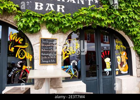 ESPELETTE, FRANCE - AVRIL 19, 2018: Bar local décoré pour la course cycliste Tour de France passant à Espelette avec une drôle de bière de cycliste. Banque D'Images