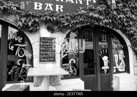 ESPELETTE, FRANCE - AVRIL 19, 2018: Bar local décoré pour la course cycliste Tour de France passant à Espelette avec bière à boire cycliste. Noir blanc Banque D'Images