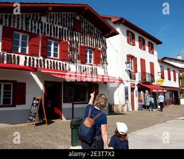 ESPELETTE, FRANCE - AVRIL 19, 2018: Les touristes visitent le village pittoresque d'Espelette, connu pour ses poivrons rouges séchés, cuisine basque traditionnelle ingre Banque D'Images