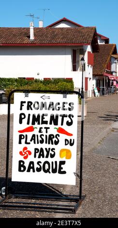 ESPELETTE, FRANCE - AVRIL 19, 2018: Panneau indiquant la épicerie fine locale avec des spécialités basques traditionnelles - produits de viande et bonbons assaisonnés Banque D'Images