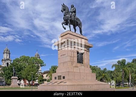 Statue équestre du héros national José Gervasio Artigas sur la Plaza Artigas au centre-ville de Salto, dans le nord-ouest de l'Uruguay Banque D'Images