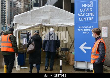 Londres, Royaume-Uni. 20 janvier 2021. Patients arrivant au Centre de vaccination NHS récemment ouvert à Wembley.le site est situé près du stade Wembley, dans le Centre du Bureau Olympique. Il s'agit de l'un des 25 nouveaux sites qui ouvriront à Londres cette semaine. Crédit : SOPA Images Limited/Alamy Live News Banque D'Images