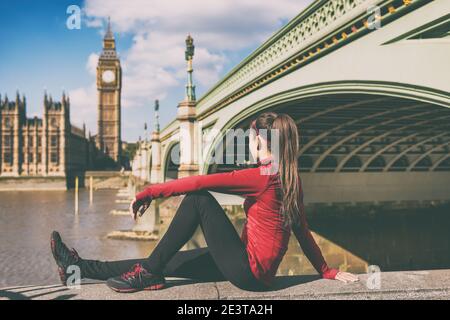 Londres ville FIT fille coureur prenant la course à pied au pont Big Ben Westminster, célèbre destination touristique en Europe. Athlète jogging femme au repos Banque D'Images