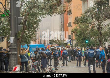 Une forte explosion a partiellement détruit un bâtiment situé dans le centre de Madrid à trois dans l'après-midi ce mercredi, causant au moins trois Banque D'Images