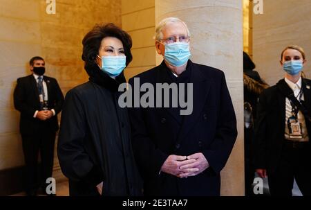 Washington, États-Unis. 20 janvier 2021. Le chef de la majorité au Sénat Mitch McConnell (R) et l'ancien secrétaire aux Transports Elaine Chao (L) avant le président élu Joe Biden arrive au Front est du Capitole des États-Unis pour sa cérémonie d'inauguration en tant que 46e président des États-Unis à Washington, DC, le 20 janvier 2021. Photo de piscine par Jim Lo Scalzo/UPI crédit: UPI/Alamy Live News Banque D'Images