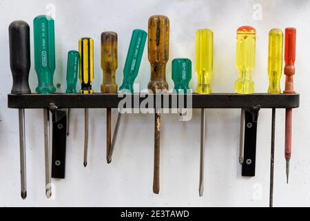 Tournevis disposés sur un porte-outils à l'atelier de la Société de restauration de la vapeur et du rail d'Oamaru, Oamaru, Île du Sud, Nouvelle-Zélande. Banque D'Images