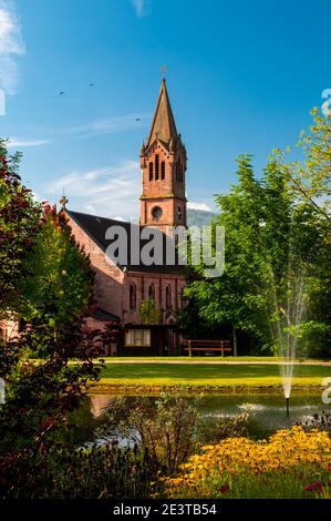 L'église évangélique de Mitteltal, avec un étang ornemental et une fontaine en premier plan, Bade-Wurtemberg, Allemagne. Septembre. Banque D'Images