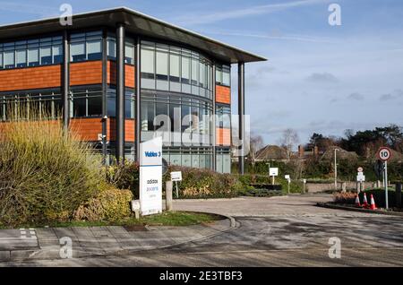 Basingstoke, Royaume-Uni - 17 janvier 2021 : extérieur de l'immeuble de bureaux abritant des entreprises de sport Adidas, de technologie Axians et de services par habitant dans le Viab Banque D'Images