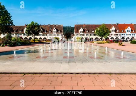 Fontaines ornementales sur la place du marché de Freudenstadt, Bade-Wurtemberg, Allemagne. Septembre. Banque D'Images