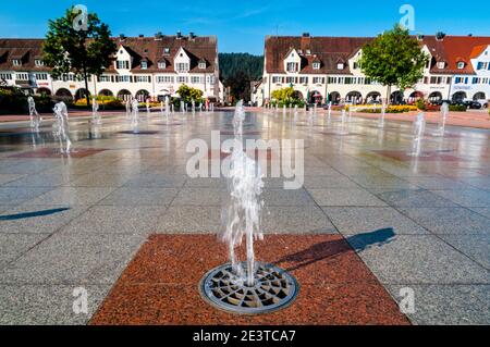 Fontaines ornementales sur la place du marché de Freudenstadt, Bade-Wurtemberg, Allemagne. Septembre. Banque D'Images