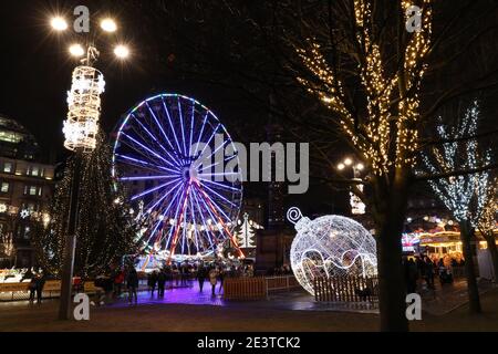 George Square, Glasgow, Écosse, Royaume-Uni. 12 décembre 2017 illuminations de Noël et parc des expositions dans le centre de Glasgow Banque D'Images