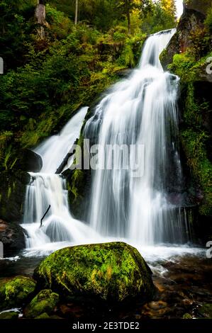 Une section de la plus haute cascade d'Allemagne à Triberg, dans la Forêt-Noire, en Allemagne. Septembre. Banque D'Images