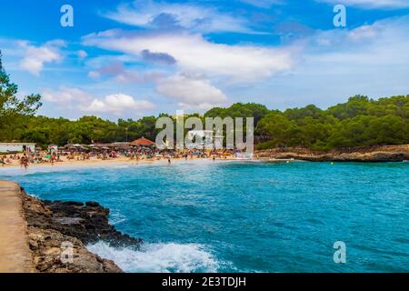 Turquoise plage ses Fonts de n’Alís dans la baie Caló d’en Garott Mallorca Iles Baléares Espagne. Banque D'Images