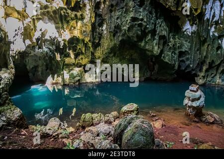 Locaux dans une grotte d'eau saumâtre sur l'île de Panasia, Papouasie-Nouvelle-Guinée Banque D'Images