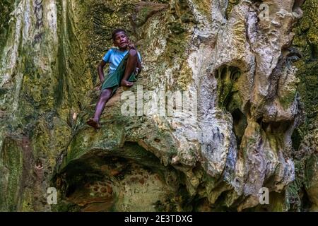 Locaux dans une grotte d'eau saumâtre sur l'île de Panasia, Papouasie-Nouvelle-Guinée Banque D'Images