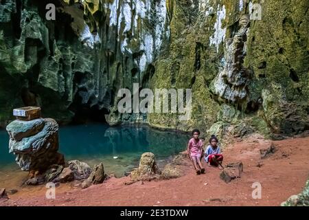 Locaux dans une grotte d'eau saumâtre sur l'île de Panasia, Papouasie-Nouvelle-Guinée Banque D'Images