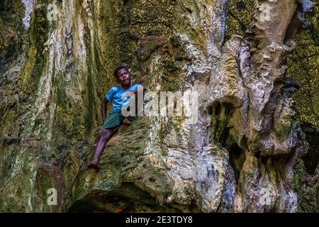 Locaux dans une grotte d'eau saumâtre sur l'île de Panasia, Papouasie-Nouvelle-Guinée Banque D'Images