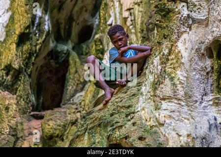 Locaux dans une grotte d'eau saumâtre sur l'île de Panasia, Papouasie-Nouvelle-Guinée Banque D'Images