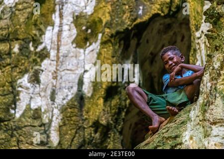 Locaux dans une grotte d'eau saumâtre sur l'île de Panasia, Papouasie-Nouvelle-Guinée Banque D'Images