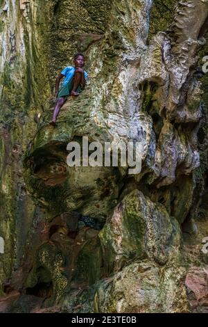 Locaux dans une grotte d'eau saumâtre sur l'île de Panasia, Papouasie-Nouvelle-Guinée Banque D'Images