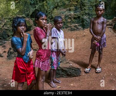 Locaux dans une grotte d'eau saumâtre sur l'île de Panasia, Papouasie-Nouvelle-Guinée Banque D'Images