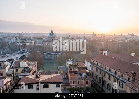 Vue sur Rome, Italie, de l'autre côté du Tibre de Trastevere, au lever du soleil, à l'église de San Giovanni Battista dei Fiorentini. Banque D'Images