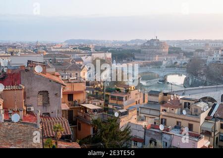 Vue aérienne sur les toits du quartier résidentiel historique de Trastevere Rome, Italie, en descendant la colline du Janicule vers le Tibre Banque D'Images