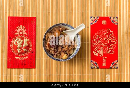 Bol de porridge chinois traditionnel laba zhou et cartes de vœux pour la nouvelle année chinoise Banque D'Images