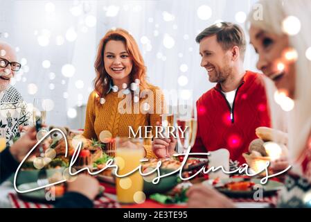 femme et homme heureux assis à table de fête avec la famille, joyeux noël illustration Banque D'Images