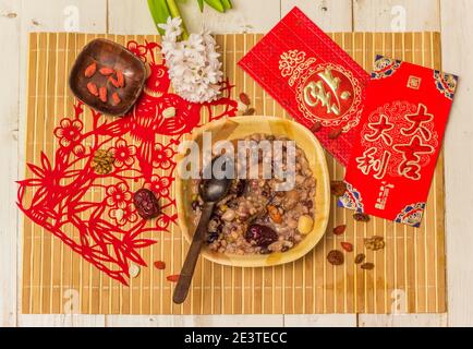 Bol de porridge chinois traditionnel et cartes de vœux pour célébrer nouvelle année Banque D'Images