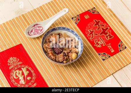 Bol de porridge chinois traditionnel laba zhou et cartes de vœux pour la nouvelle année chinoise Banque D'Images