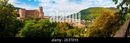 Vue panoramique sur Heidelberg, comprenant Schloss Heidelberg à gauche, l'Altstadt (vieille ville) au centre et le Neckar traversé par l'A Banque D'Images