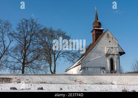 Ancienne chapelle gothique de la mère de Dieu près du château de Veveri en République tchèque. Hiver, ciel bleu. Banque D'Images