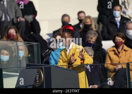 Washington, États-Unis d'Amérique. 20 janvier 2021. Amanda Gorman, poète et lauréate de la jeunesse nationale, lit un poème suivant le président des États-Unis Joe Biden qui a pris le serment d'office en tant que 46e président des États-Unis au Capitole des États-Unis à Washington, DC, le mercredi 20 janvier 2021. Credit: Chris Kleponis/CNP | usage dans le monde crédit: dpa/Alay Live News Banque D'Images