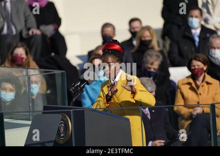 Washington, États-Unis d'Amérique. 20 janvier 2021. Amanda Gorman, poète et lauréate de la jeunesse nationale, lit un poème suivant le président des États-Unis Joe Biden qui a pris le serment d'office en tant que 46e président des États-Unis au Capitole des États-Unis à Washington, DC, le mercredi 20 janvier 2021. Credit: Chris Kleponis/CNP | usage dans le monde crédit: dpa/Alay Live News Banque D'Images