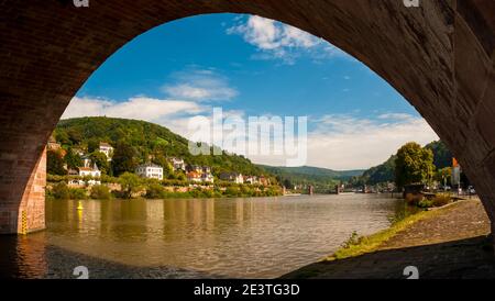Une vue sous l'une des arches de l'Alte Brücke (ancien pont) enjambant les eaux brunes de la rivière Neckar à Heidelberg, Bade-Wurtemberg, Allemagne Banque D'Images