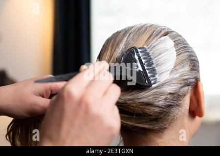 Femmes en cours de coloration des cheveux à d'autres femmes tout en restant à la maison. Banque D'Images