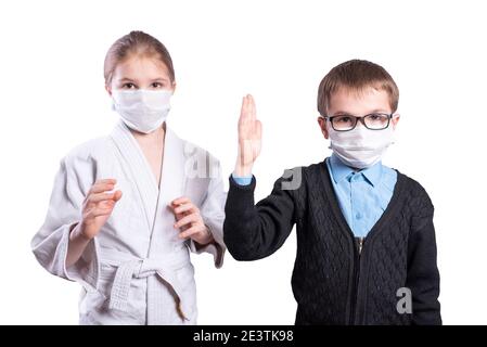 Une athlète de fille épouse un garçon d'école, portant des masques. Isolé sur fond blanc. Photo de haute qualité Banque D'Images