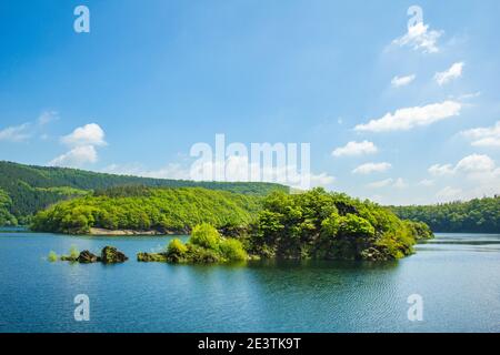 Lac Urft au parc national d'Eifel, Allemagne. Vue panoramique sur le lac et la rivière Urft et paysage verdoyant entouré de la Rhénanie-du-Nord-Westphalie Banque D'Images