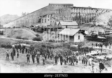 C'est le Susquehanna #6 Breaker à Glen Lyon, Pennsylvanie. Propriété de la Susquehanna Coal Company. La construction de la collierie a commencé dans les années 1870 et a été achevée en 1885 lorsque le disjoncteur no 6 a été mis en ligne et était en service jusqu'en 1967. La démolition de la collierie a commencé vers 1970. En octobre 1974, un incendie a complètement détruit le disjoncteur. Banque D'Images