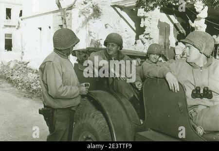 Major général Manton S. Eddy & Daniel Stroh, dans Dodge Command car, 1943 US signal corps photo. Banque D'Images